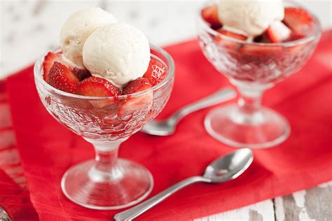 strawberry and vanilla ice cream