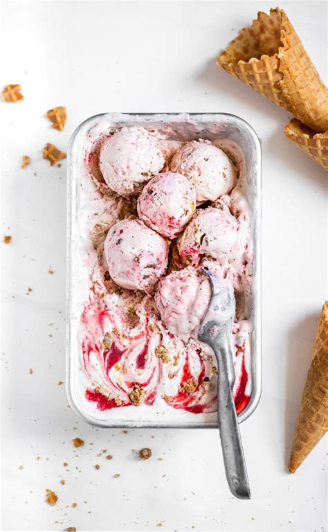 strawberry crumble ice cream