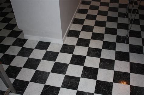 svart och vitrutigt golv