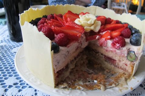 tårta med jordgubbsmousse och vaniljkräm