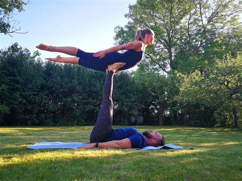 yoga för två personer